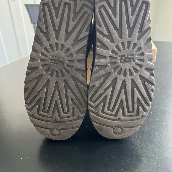 Children’s Classic Chocolate Brown Uggs - Picture 3 of 8